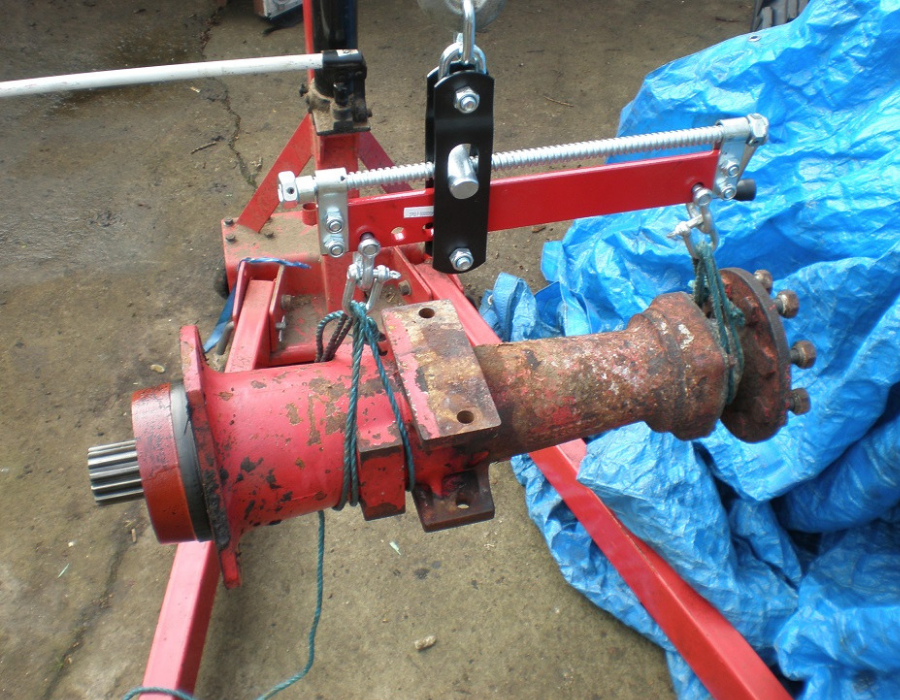 Axle on engine hoist